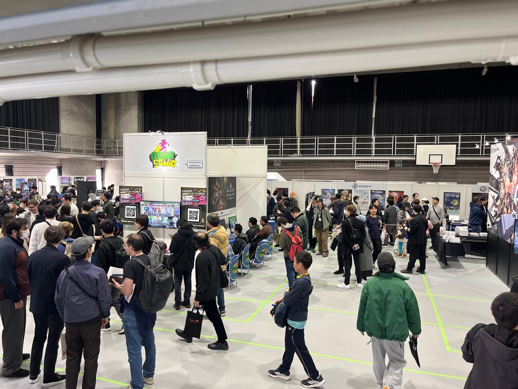 TOKYO INDIE GAMES SUMMIT 2026の会場内で多くの来場者が展示を見て回る様子