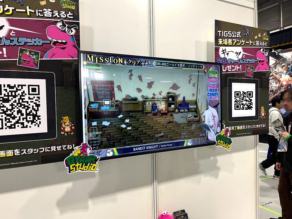 インディーゲームの試遊展示ブースでモニターにゲーム画面が表示されている様子